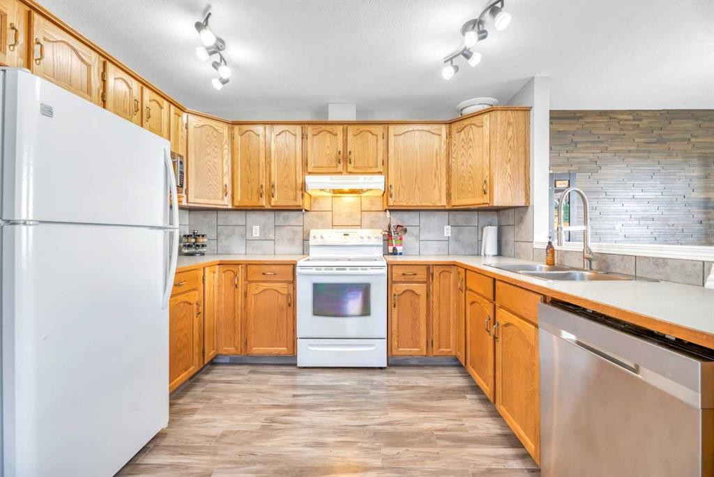 224B 5 Avenue, Strathmore, AB - Indoor Photo Showing Kitchen With Double Sink