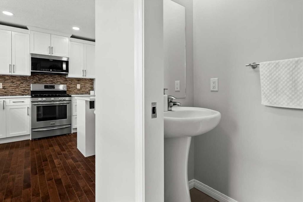 48 Walgrove Green Se, Calgary, AB - Indoor Photo Showing Bathroom