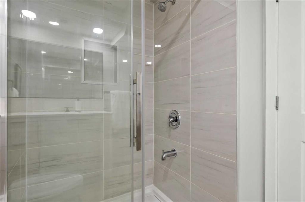 48 Walgrove Green Se, Calgary, AB - Indoor Photo Showing Bathroom
