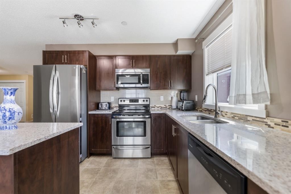 3306-279 Copperpond Common Se, Calgary, AB - Indoor Photo Showing Kitchen With Stainless Steel Kitchen With Double Sink With Upgraded Kitchen