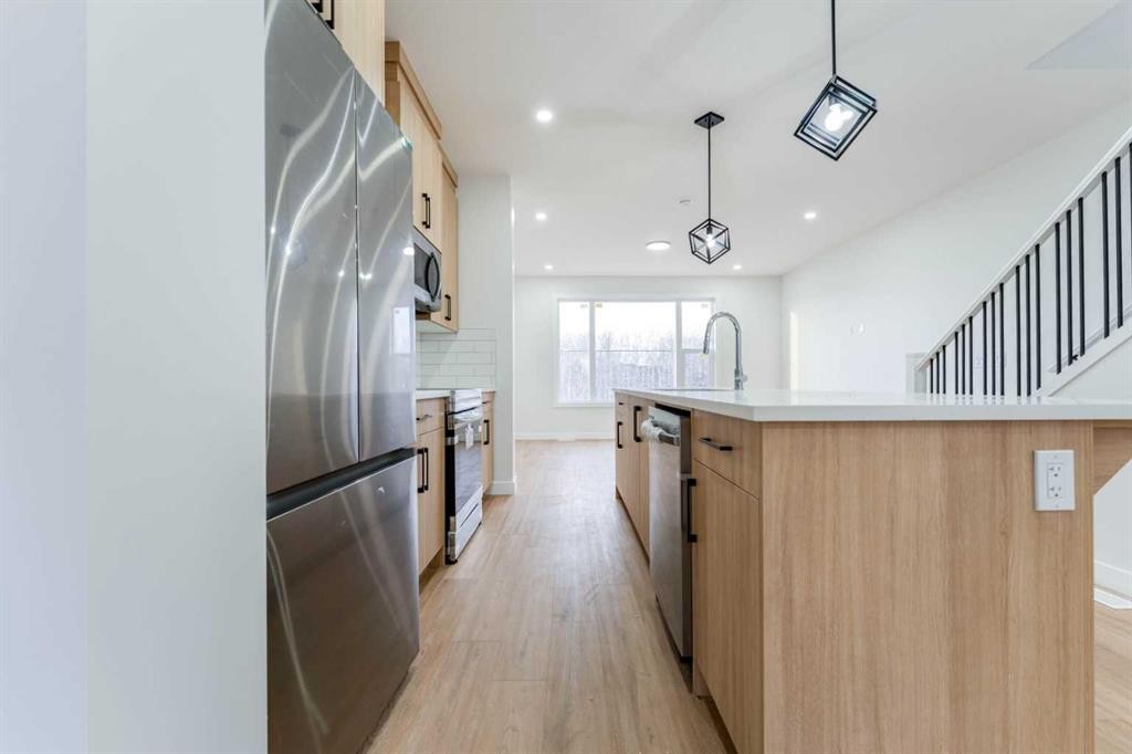 4909 88 Avenue Ne, Calgary, AB - Indoor Photo Showing Kitchen With Upgraded Kitchen