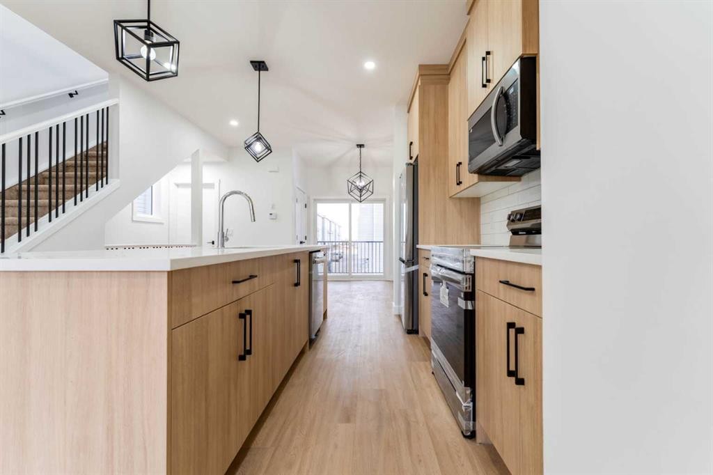 4909 88 Avenue Ne, Calgary, AB - Indoor Photo Showing Kitchen
