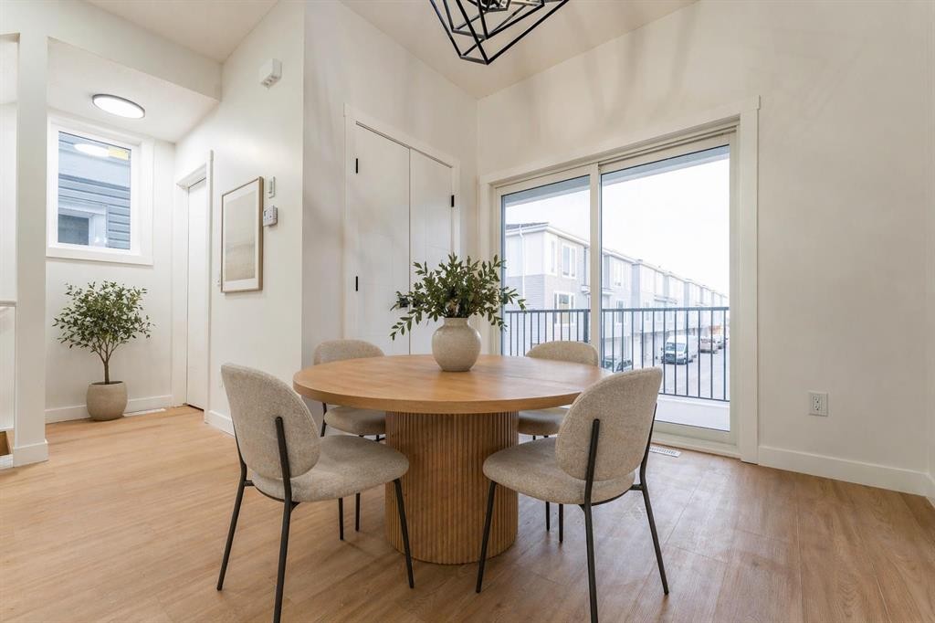 4909 88 Avenue Ne, Calgary, AB - Indoor Photo Showing Dining Room