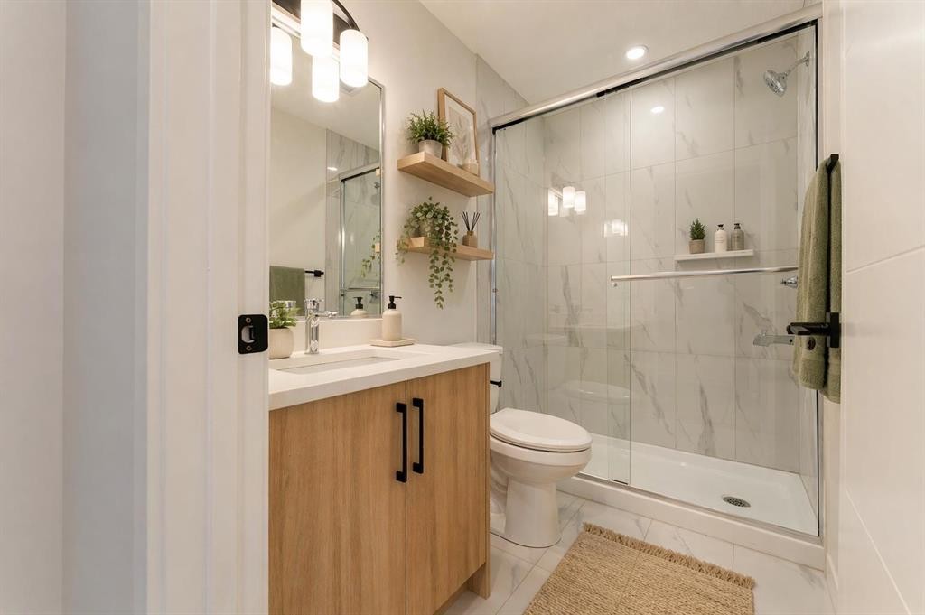 4909 88 Avenue Ne, Calgary, AB - Indoor Photo Showing Bathroom