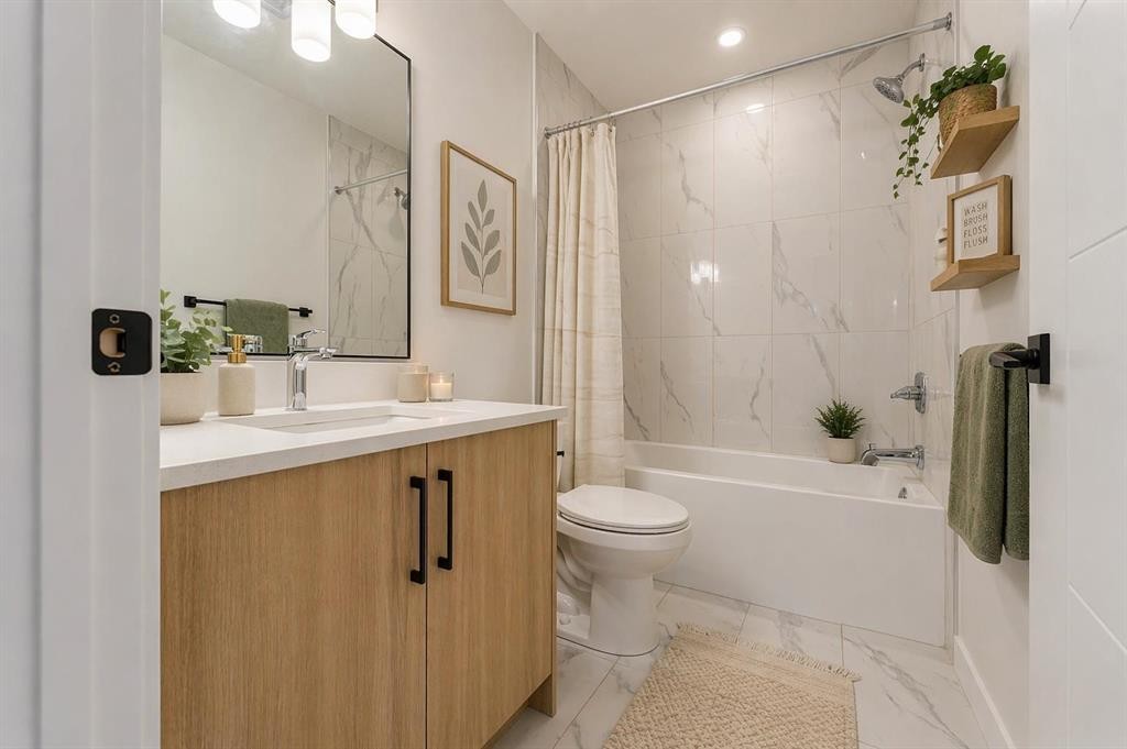 4909 88 Avenue Ne, Calgary, AB - Indoor Photo Showing Bathroom