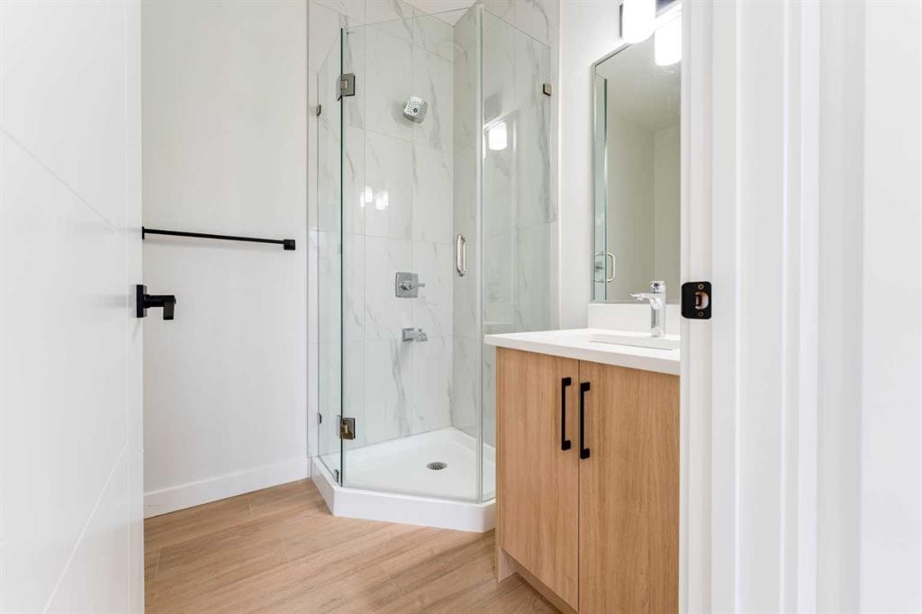 4909 88 Avenue Ne, Calgary, AB - Indoor Photo Showing Bathroom