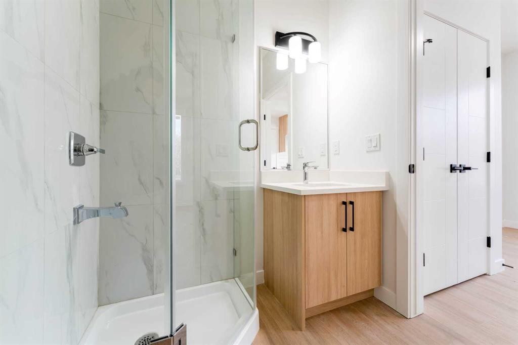 4909 88 Avenue Ne, Calgary, AB - Indoor Photo Showing Bathroom