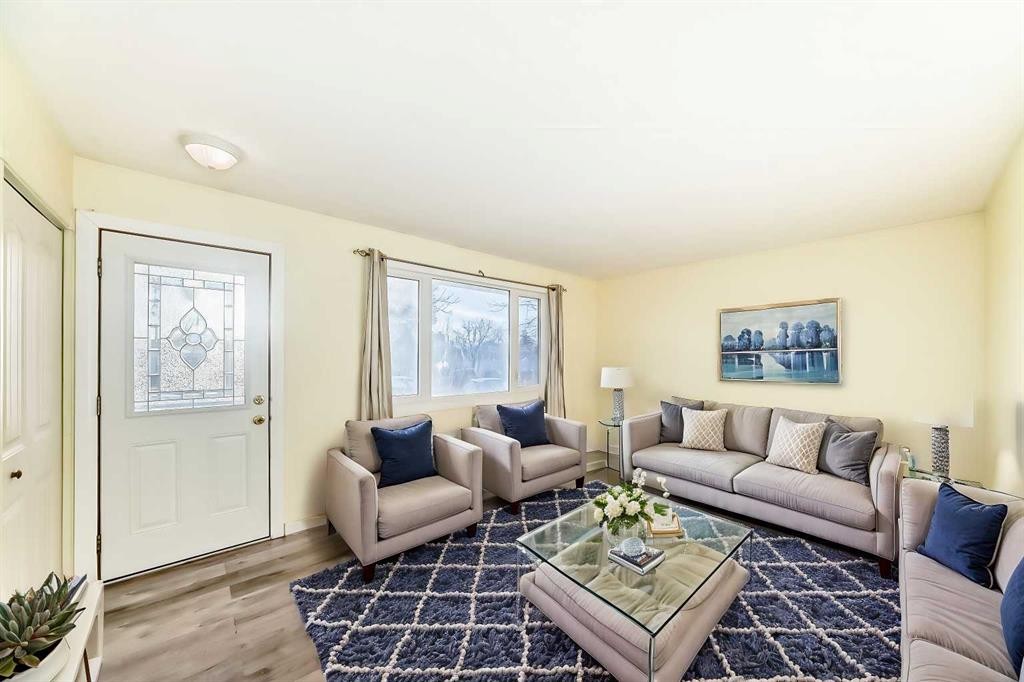 1511 43 Street Se, Calgary, AB - Indoor Photo Showing Living Room