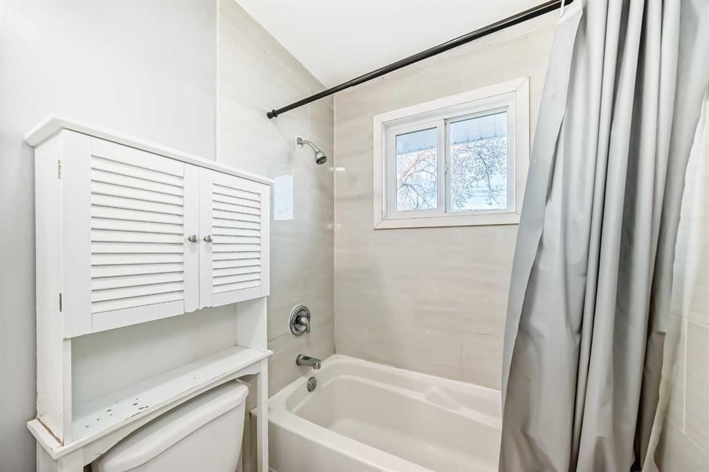 1511 43 Street Se, Calgary, AB - Indoor Photo Showing Bathroom