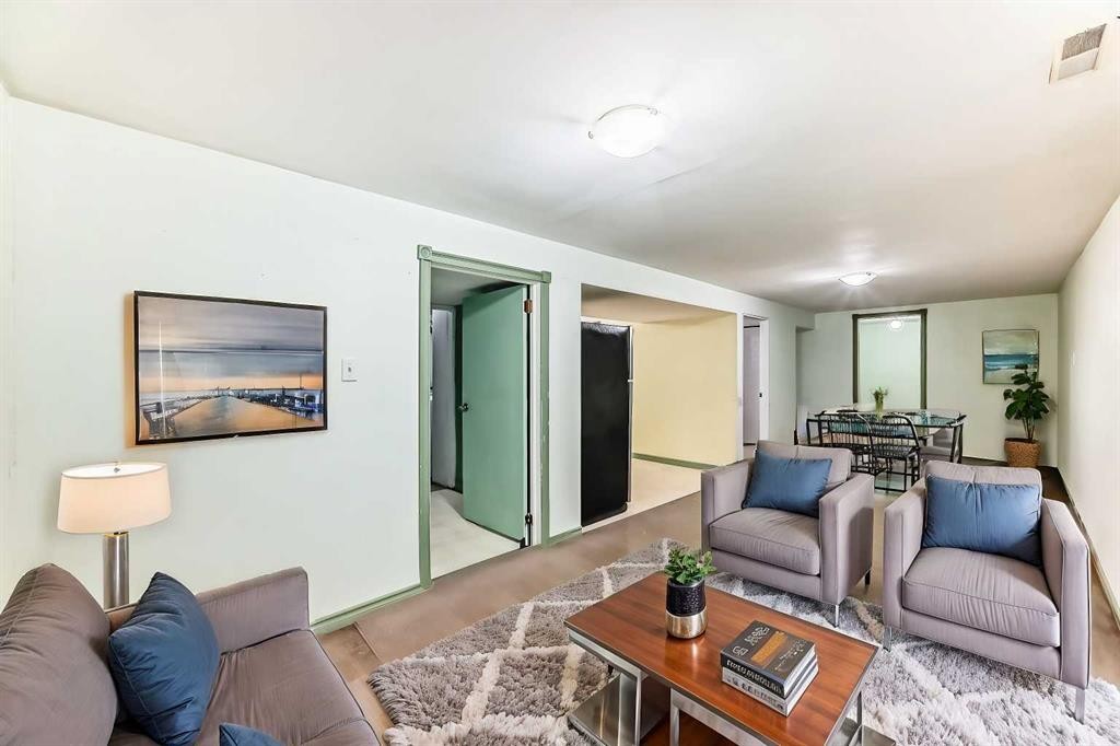 1511 43 Street Se, Calgary, AB - Indoor Photo Showing Living Room