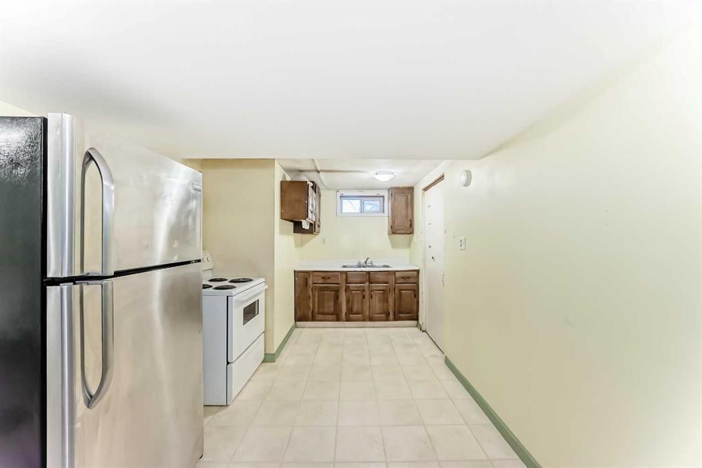 1511 43 Street Se, Calgary, AB - Indoor Photo Showing Kitchen