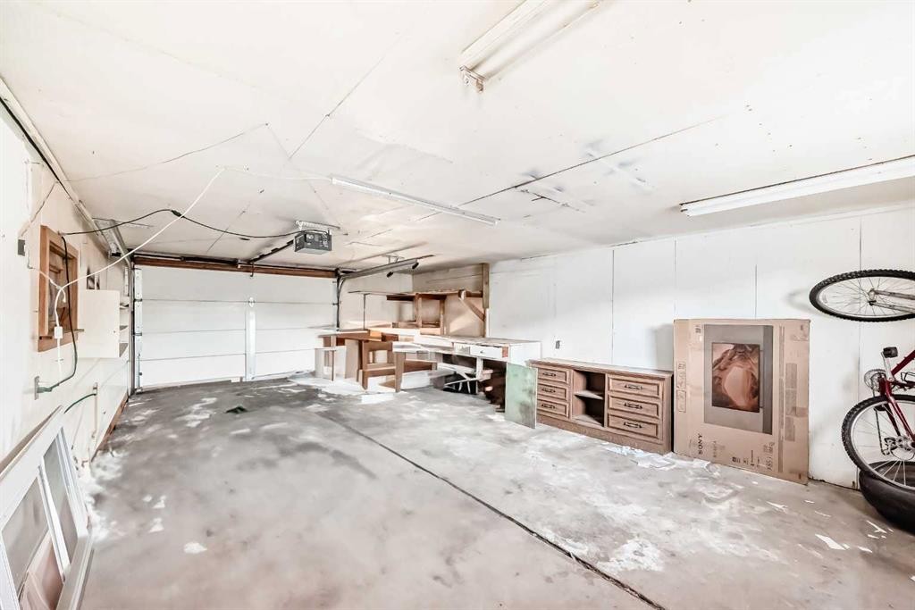 1511 43 Street Se, Calgary, AB - Indoor Photo Showing Garage