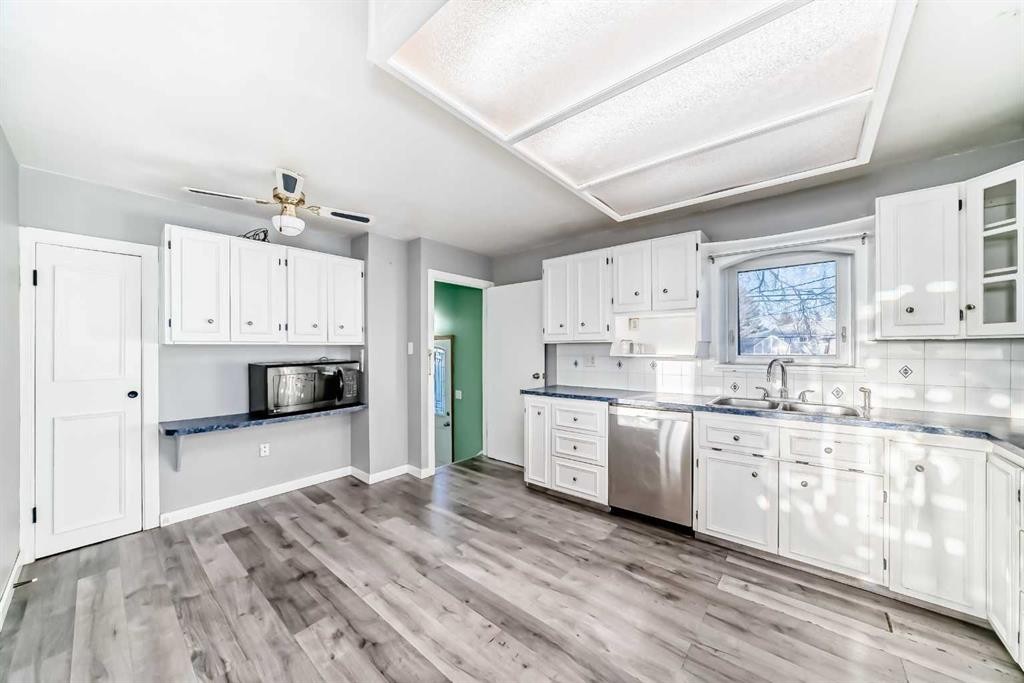 1511 43 Street Se, Calgary, AB - Indoor Photo Showing Kitchen With Double Sink