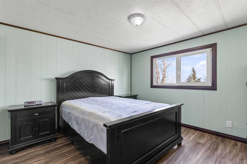 228 Railway Avenue, Mossleigh, AB - Indoor Photo Showing Bedroom