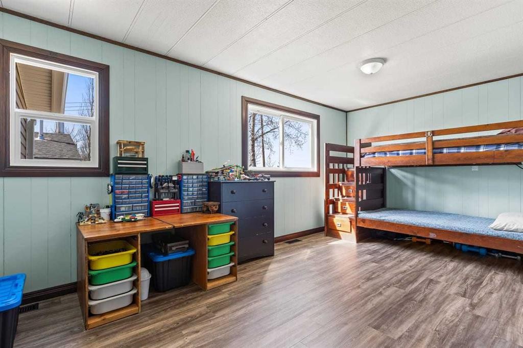 228 Railway Avenue, Mossleigh, AB - Indoor Photo Showing Bedroom