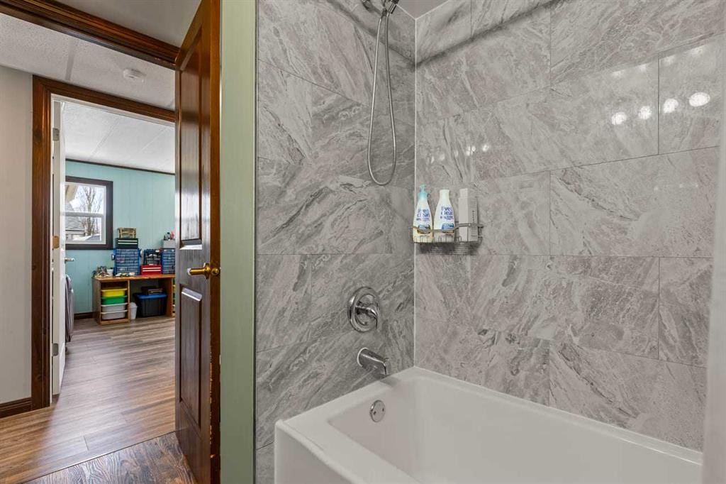 228 Railway Avenue, Mossleigh, AB - Indoor Photo Showing Bathroom