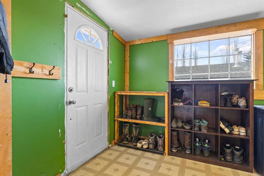 228 Railway Avenue, Mossleigh, AB - Indoor