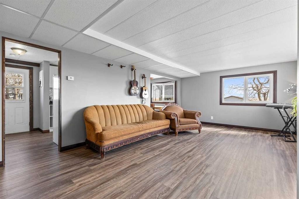 228 Railway Avenue, Mossleigh, AB - Indoor