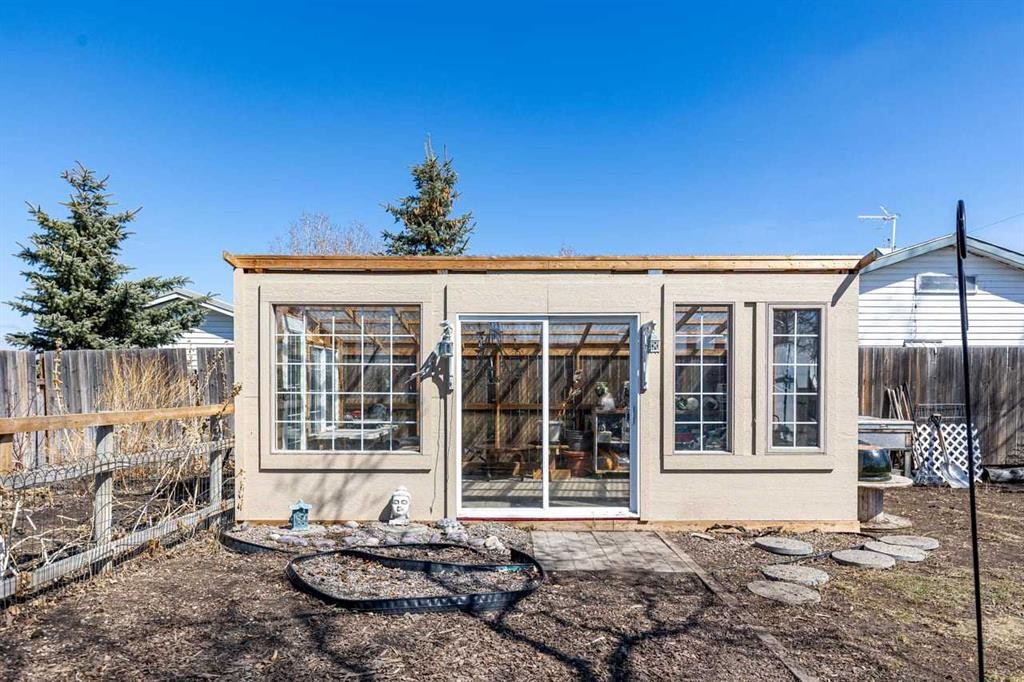 228 Railway Avenue, Mossleigh, AB - Outdoor