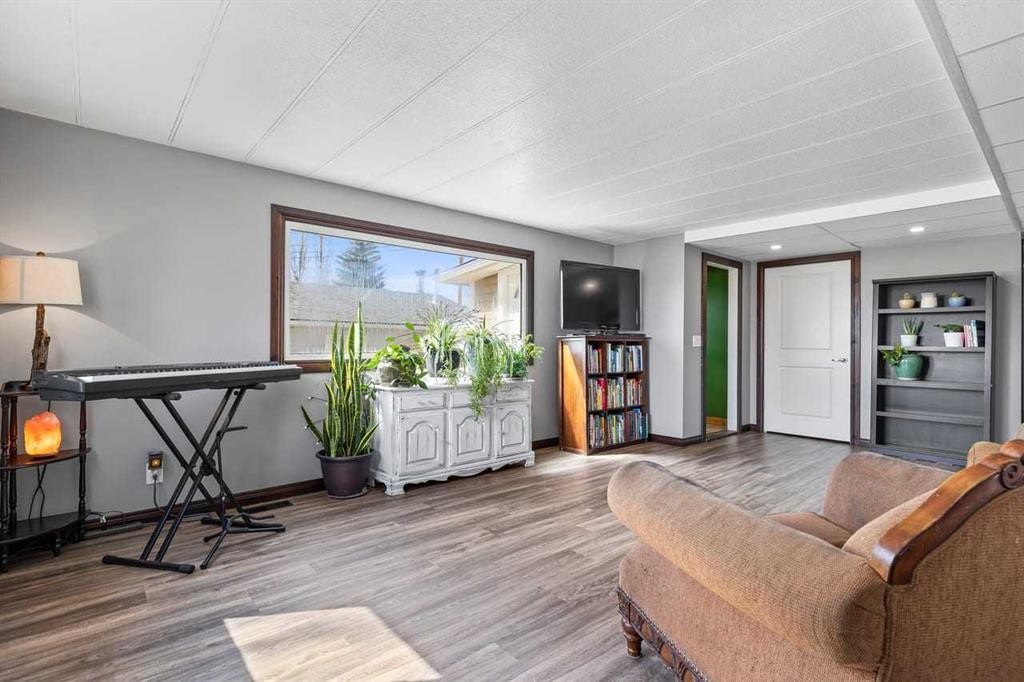 228 Railway Avenue, Mossleigh, AB - Indoor Photo Showing Other Room