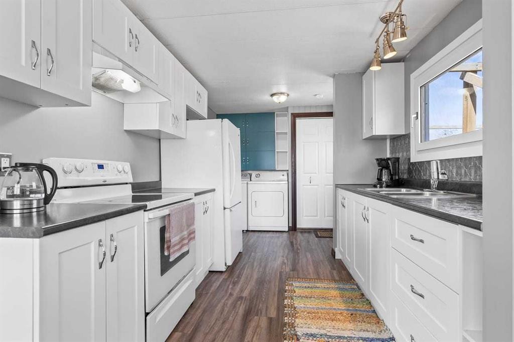 228 Railway Avenue, Mossleigh, AB - Indoor Photo Showing Kitchen With Double Sink