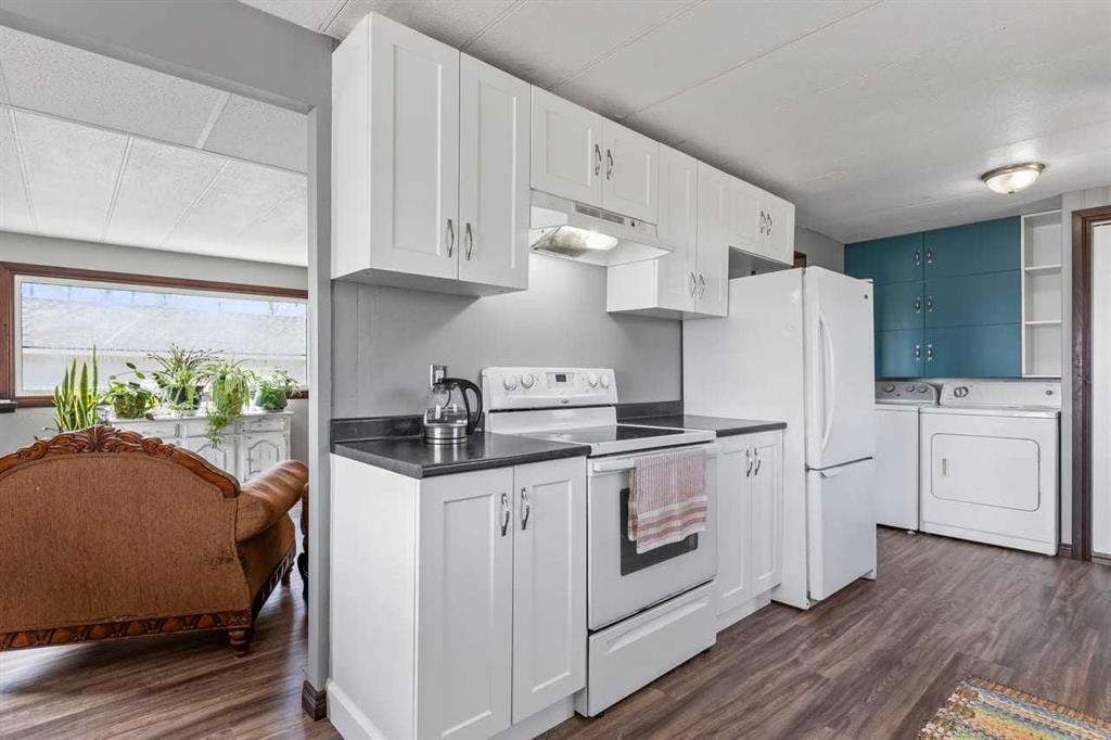 228 Railway Avenue, Mossleigh, AB - Indoor Photo Showing Kitchen