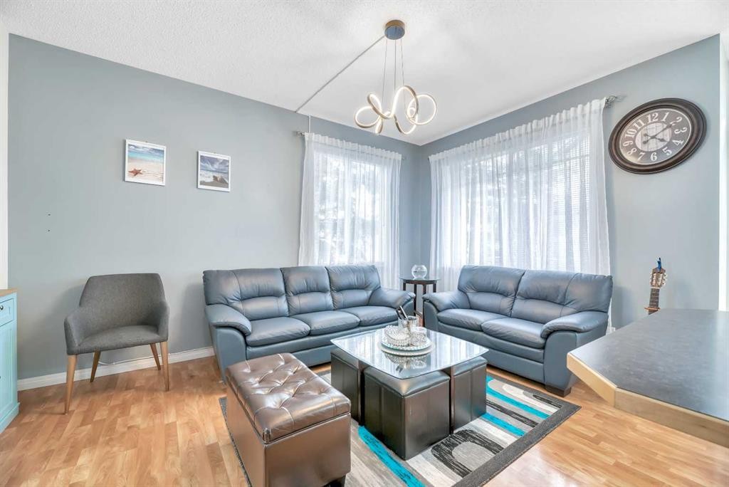 49 Everridge Gardens Sw, Calgary, AB - Indoor Photo Showing Living Room