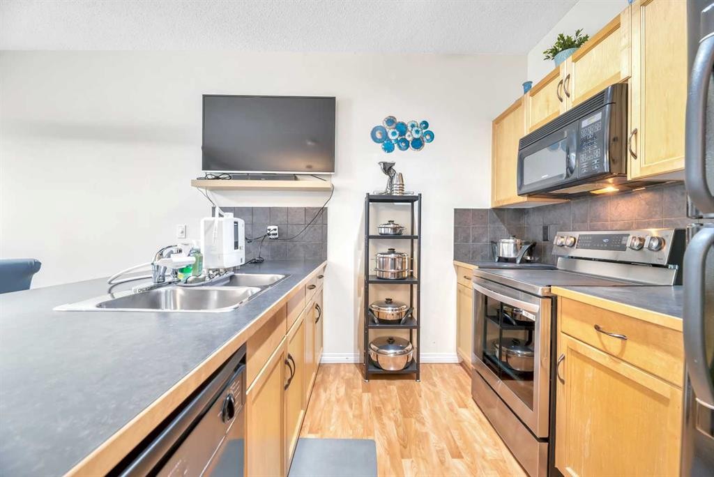 49 Everridge Gardens Sw, Calgary, AB - Indoor Photo Showing Kitchen With Double Sink