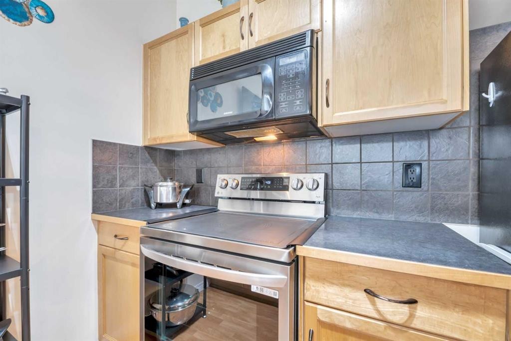 49 Everridge Gardens Sw, Calgary, AB - Indoor Photo Showing Kitchen