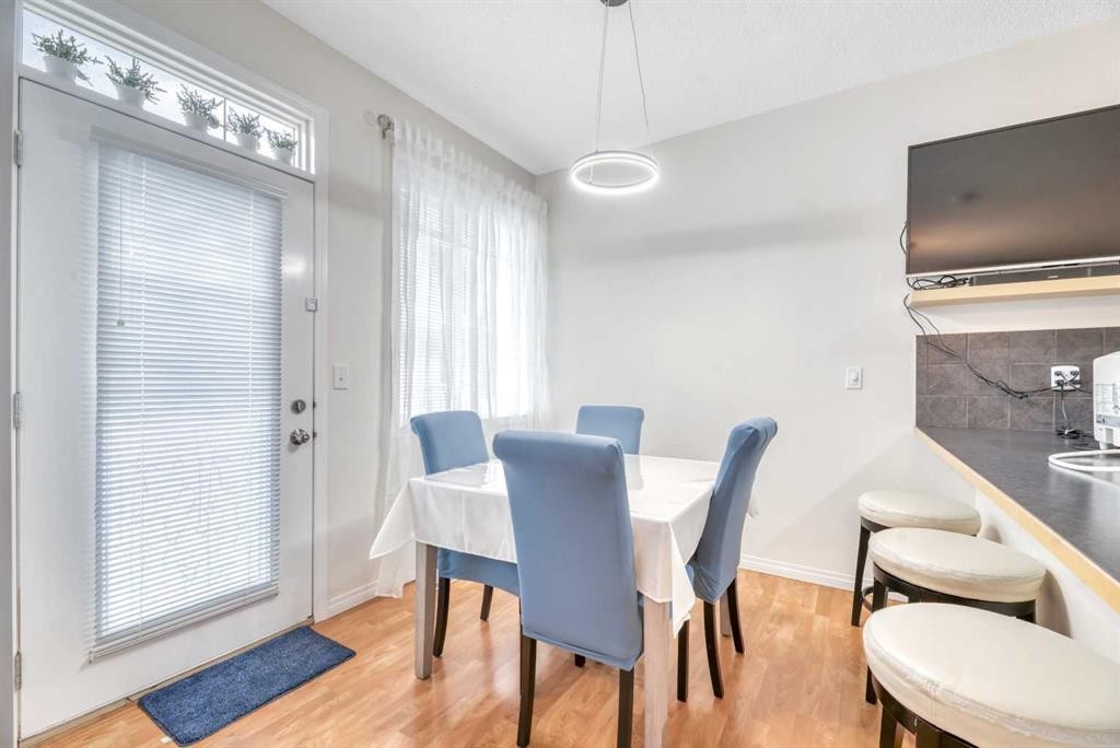 49 Everridge Gardens Sw, Calgary, AB - Indoor Photo Showing Dining Room