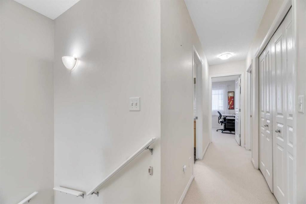 49 Everridge Gardens Sw, Calgary, AB - Indoor Photo Showing Other Room