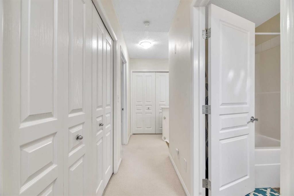 49 Everridge Gardens Sw, Calgary, AB - Indoor Photo Showing Other Room