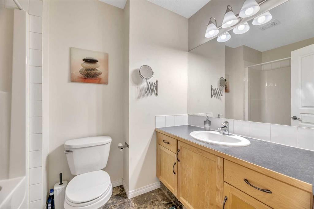 49 Everridge Gardens Sw, Calgary, AB - Indoor Photo Showing Bathroom