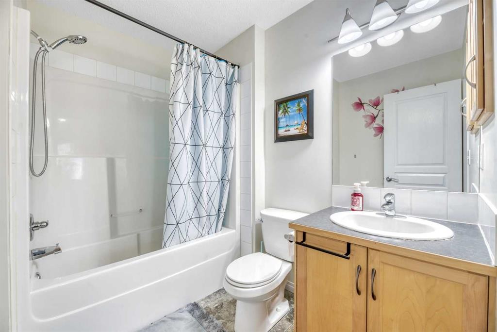 49 Everridge Gardens Sw, Calgary, AB - Indoor Photo Showing Bathroom