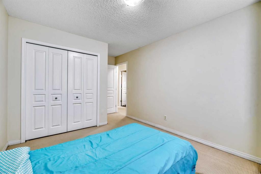 49 Everridge Gardens Sw, Calgary, AB - Indoor Photo Showing Bedroom
