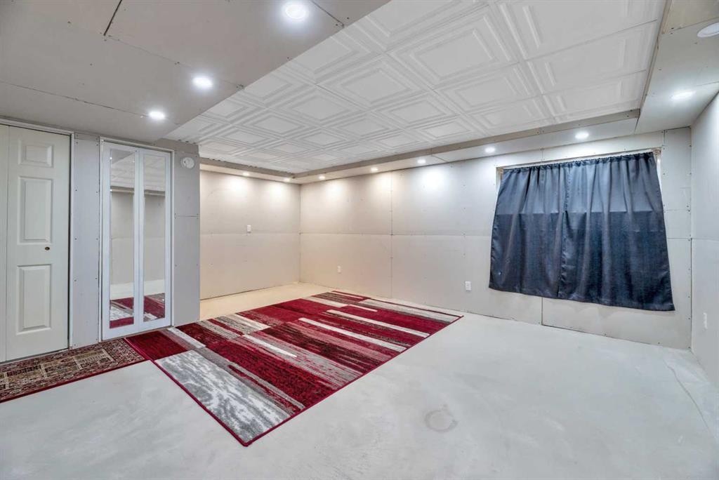 49 Everridge Gardens Sw, Calgary, AB - Indoor Photo Showing Other Room