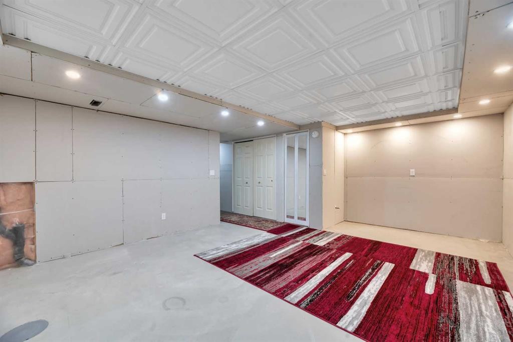 49 Everridge Gardens Sw, Calgary, AB - Indoor Photo Showing Other Room