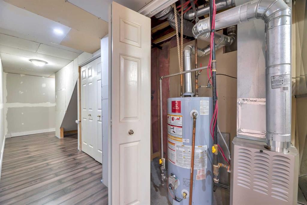 49 Everridge Gardens Sw, Calgary, AB - Indoor Photo Showing Basement