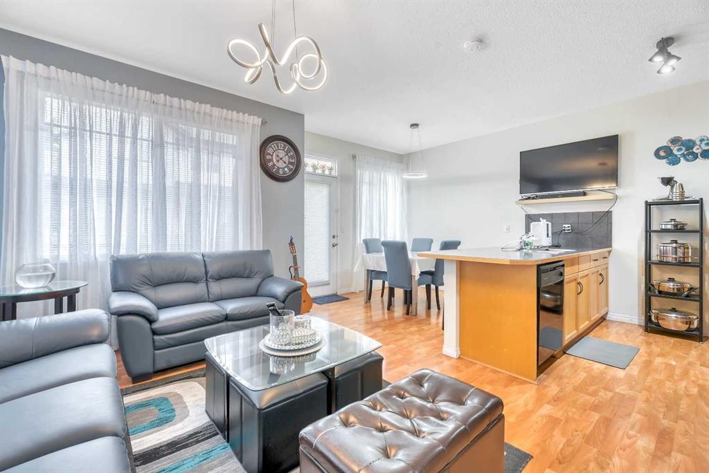 49 Everridge Gardens Sw, Calgary, AB - Indoor Photo Showing Living Room