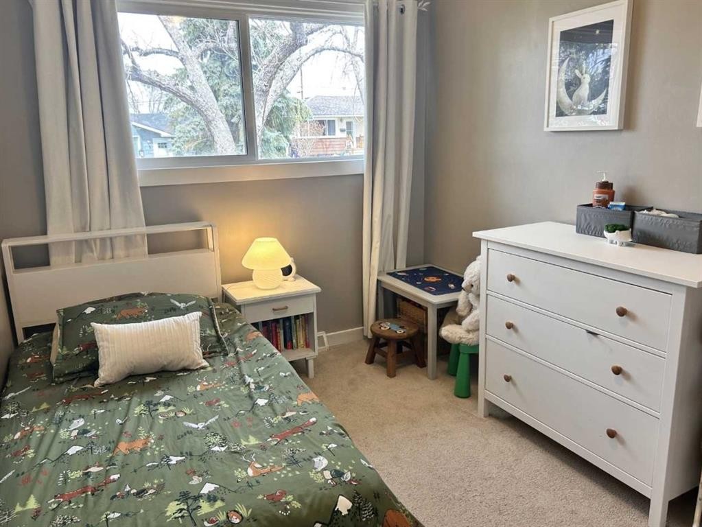 123 Franklin Drive Se, Calgary, AB - Indoor Photo Showing Bedroom
