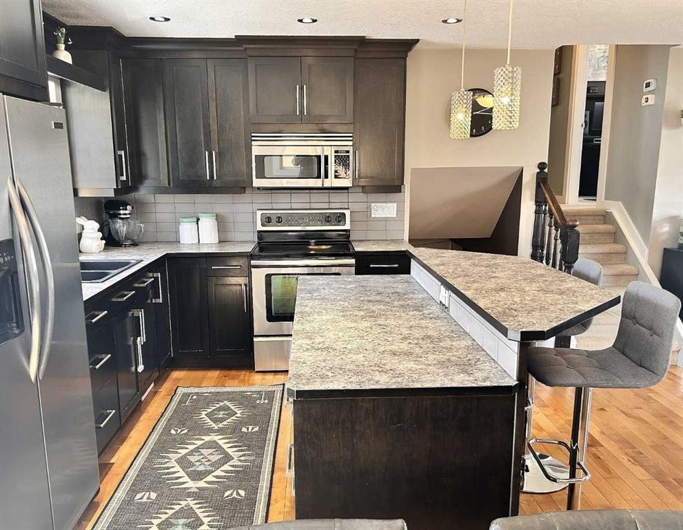 123 Franklin Drive Se, Calgary, AB - Indoor Photo Showing Kitchen With Upgraded Kitchen