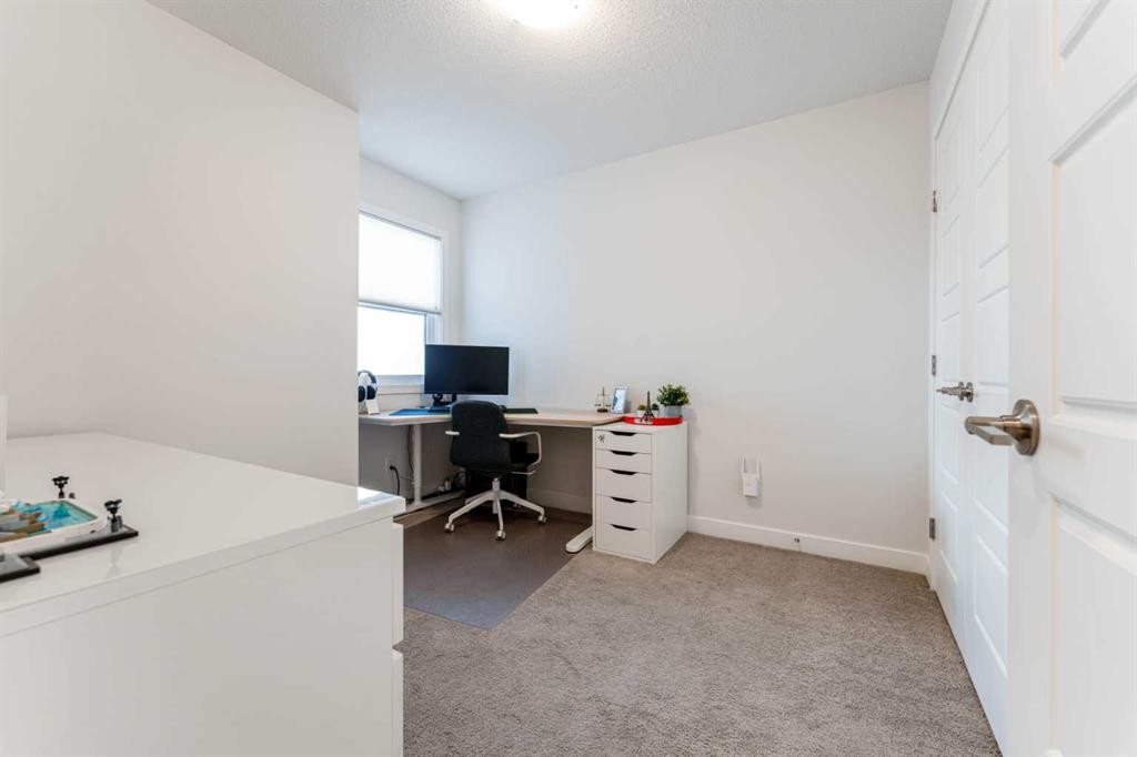 318 Masters Row Se, Calgary, AB - Indoor Photo Showing Office