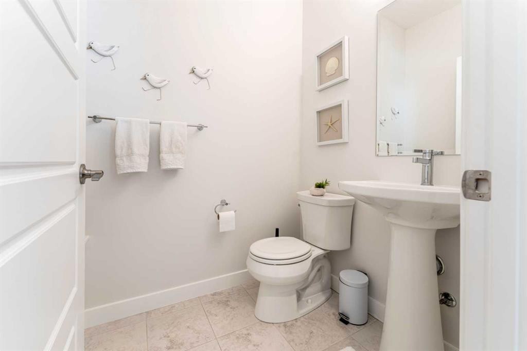 318 Masters Row Se, Calgary, AB - Indoor Photo Showing Bathroom