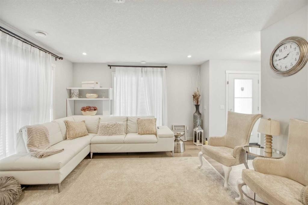 408-474 Seton Circle Se, Calgary, AB - Indoor Photo Showing Living Room