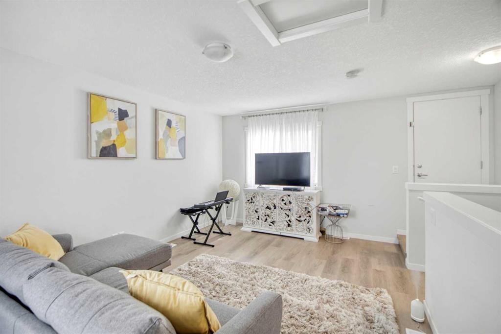 408-474 Seton Circle Se, Calgary, AB - Indoor Photo Showing Living Room