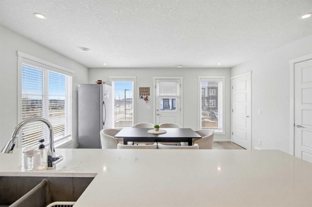 408-474 Seton Circle Se, Calgary, AB - Indoor Photo Showing Kitchen