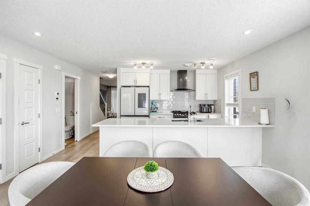 408-474 Seton Circle Se, Calgary, AB - Indoor Photo Showing Kitchen