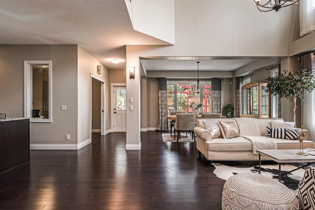 180 Ascot Drive Sw, Calgary, AB - Indoor Photo Showing Living Room