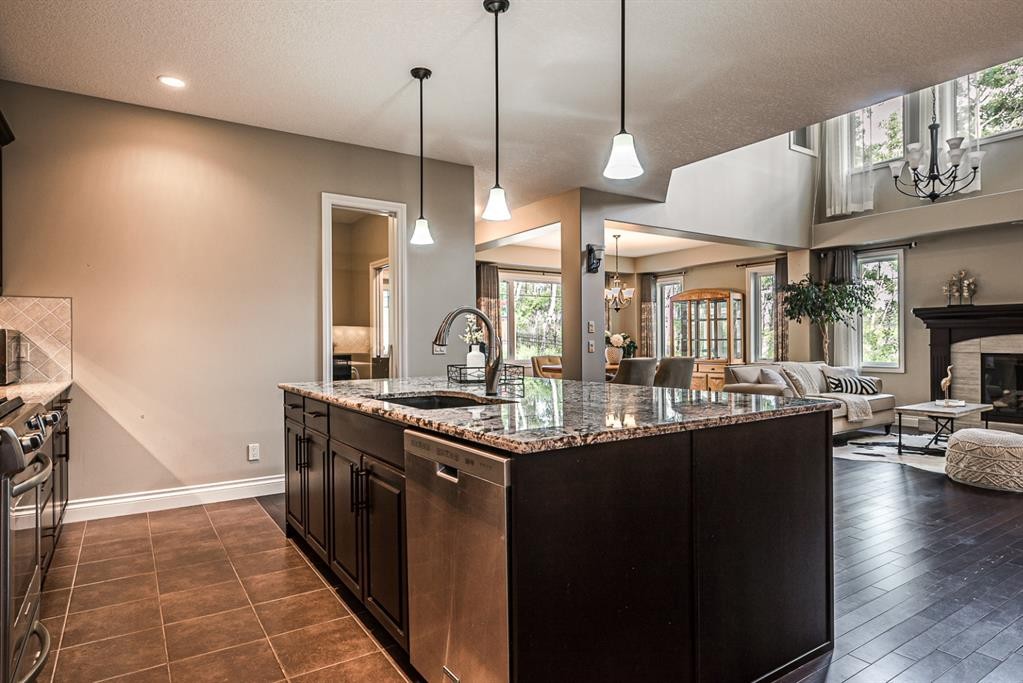 180 Ascot Drive Sw, Calgary, AB - Indoor Photo Showing Kitchen With Upgraded Kitchen