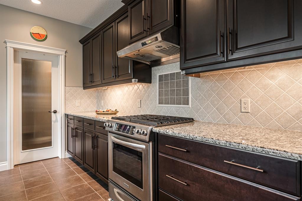 180 Ascot Drive Sw, Calgary, AB - Indoor Photo Showing Kitchen With Upgraded Kitchen